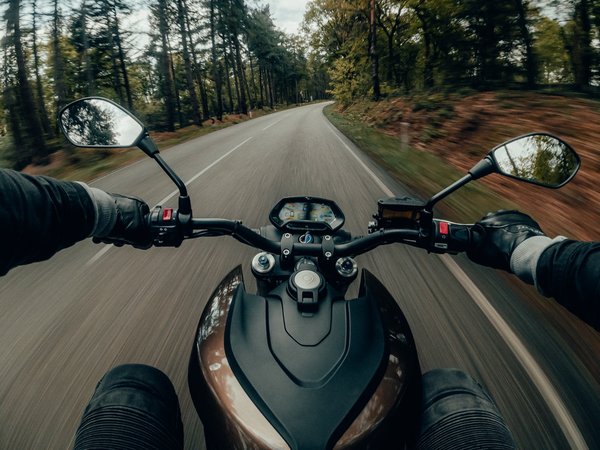 Quels sont les documents obligatoires pour conduire une moto en France ?