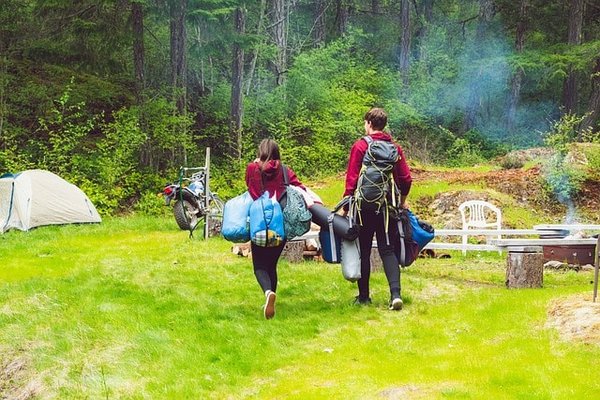 Les Meilleurs Sites de Camping Moto en France : Guide pour les Passionnés de Deux-Roues